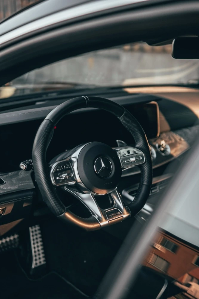 Mercedes AMG Lenkrad in schwarz und silber