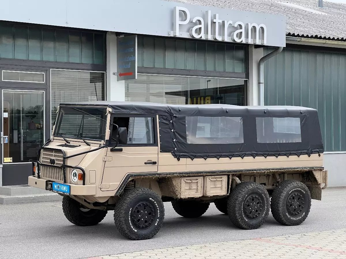 beiger Unimog mit sechs Reifen vor dem Autohaus Paltram