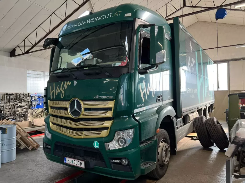 grüner Mercedes LKW von einem Weingut in der Werkstatt im Autohaus Paltram