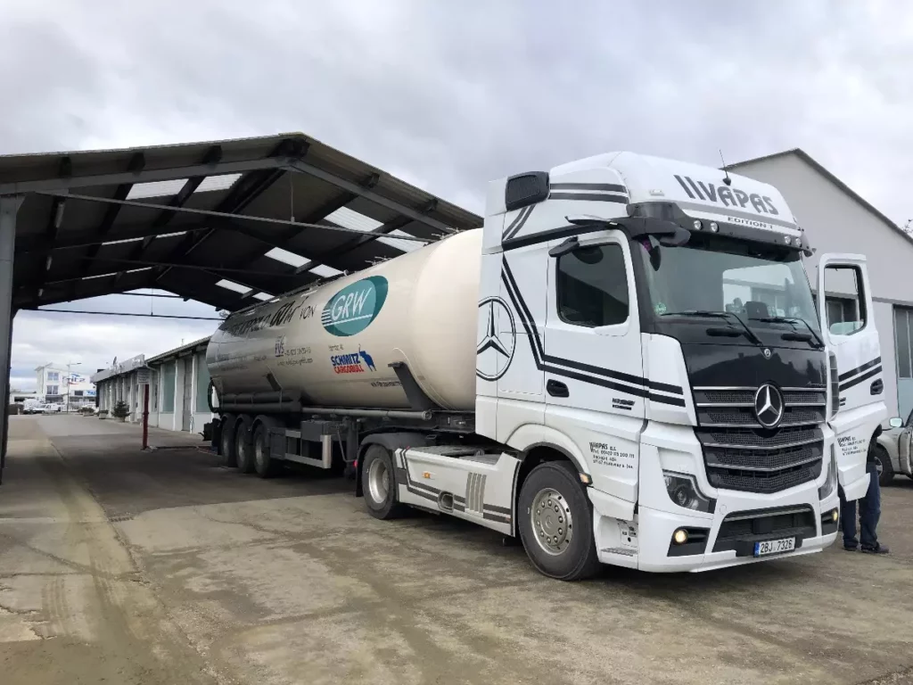 weißer Mercedes LKW mit Tankanhänger