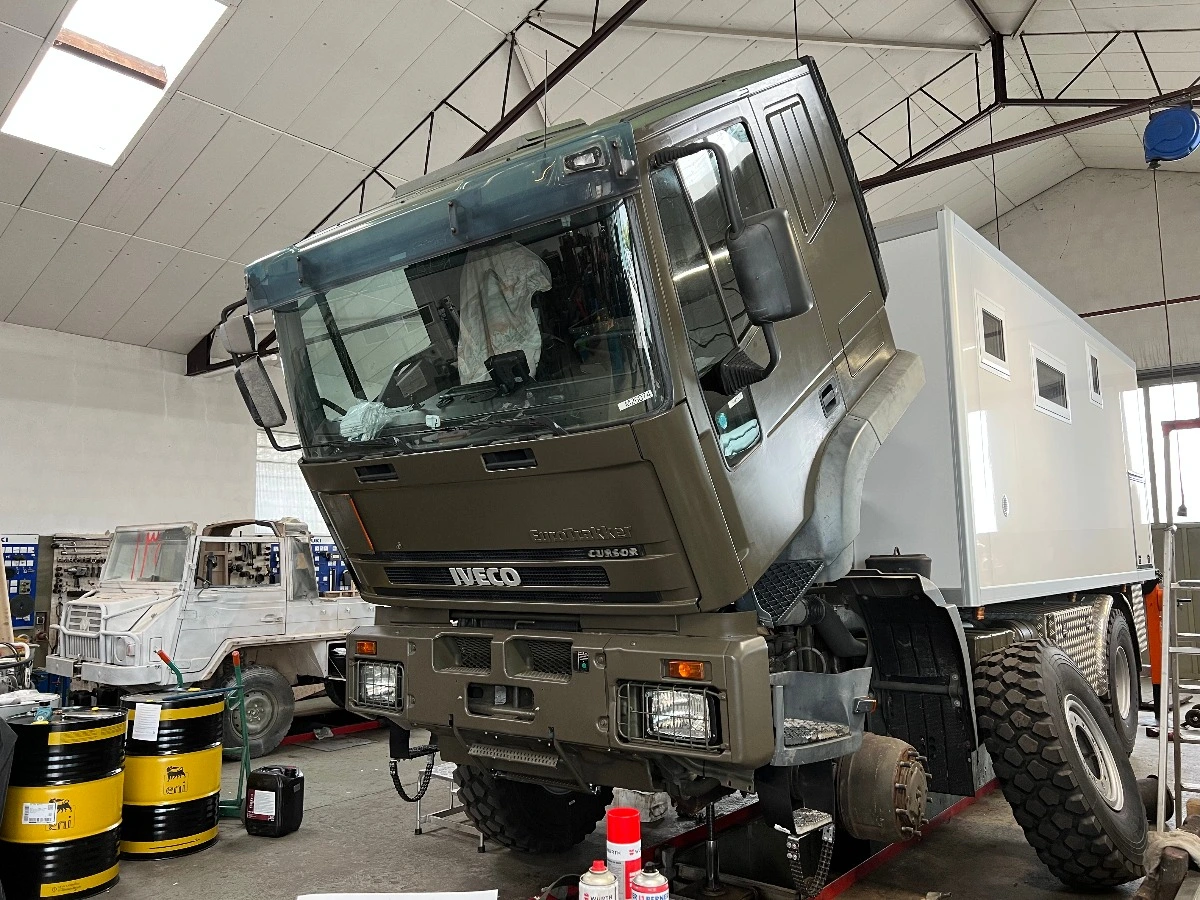 dunkelgrüner Iveco LKW in Werkstatt