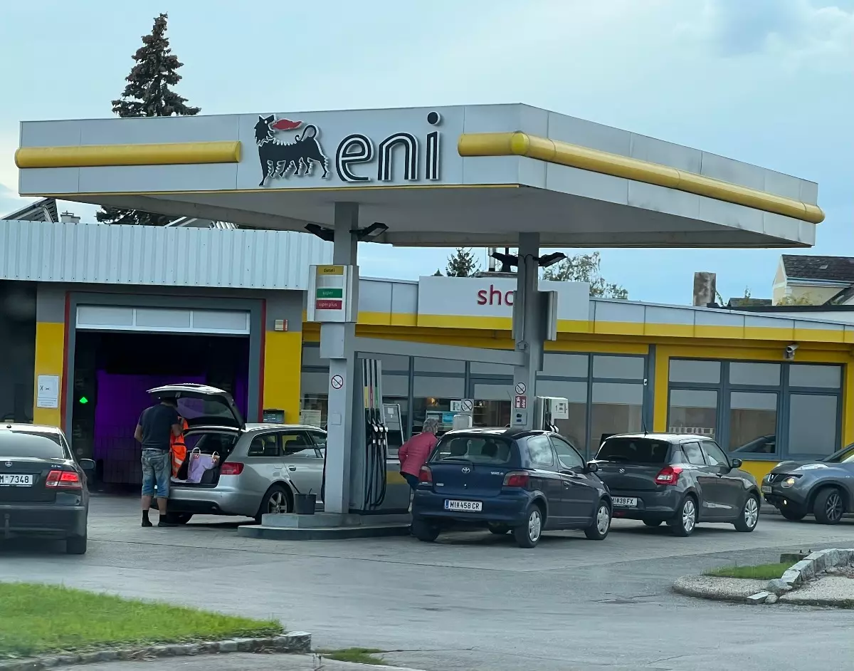 Tankstelle in Laa mit vier Autos die gerade tanken