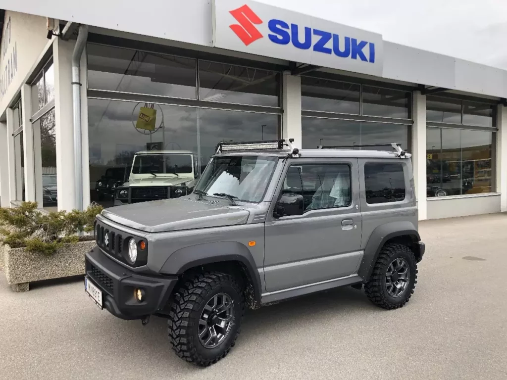 grauer Suzuki Geländewagen vor dem Suzuki Autohaus in Laa an der Thaya