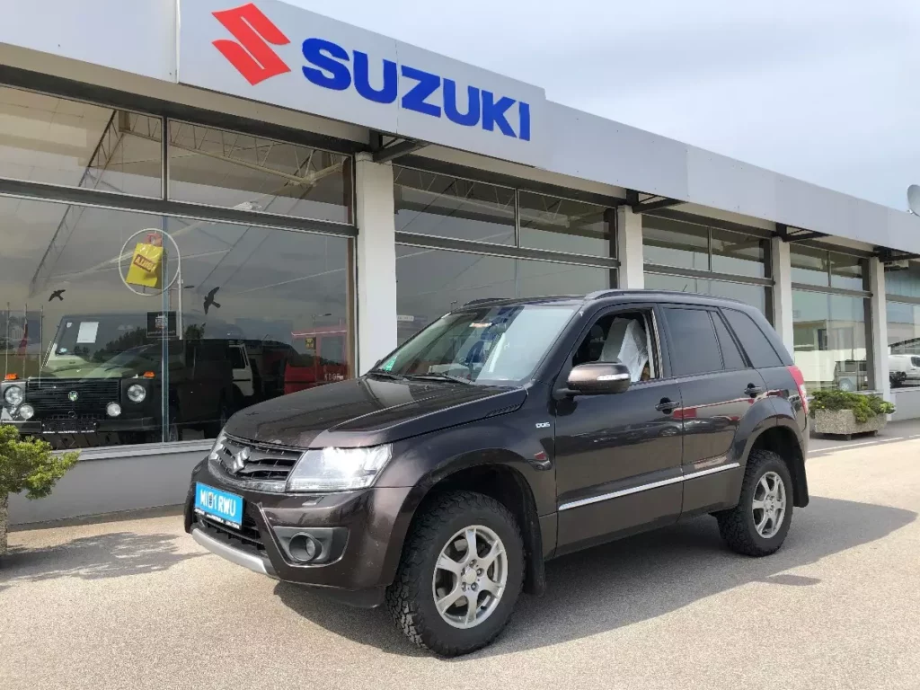 dunkelbrauner Suzuki vor dem Suzuki Autohaus Paltram